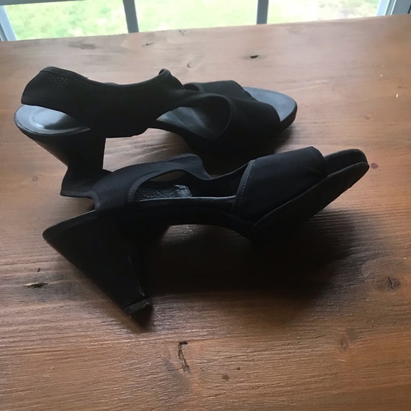 Stretch fabric, Stuart Weitzman Sandals - Picture 4 of 4